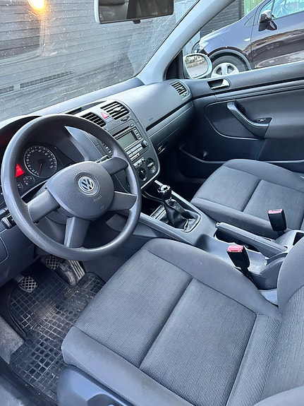 Volkswagen Golf V 2 of 10