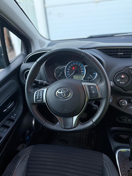 Toyota Yaris 7 of 10