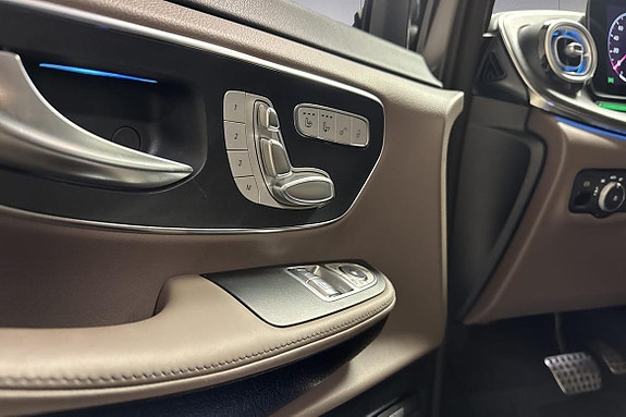 Mercedes-Benz V300 22 of 26