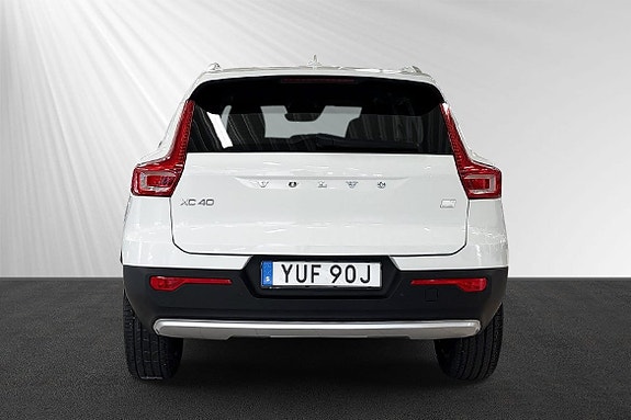Volvo XC40 2 of 5