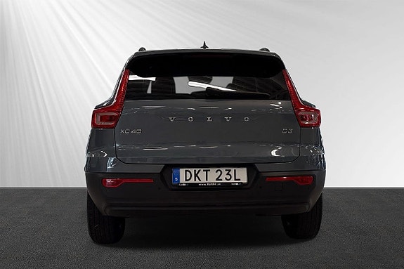Volvo XC40 2 of 5