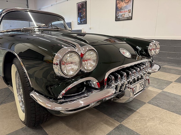 Chevrolet Corvette 16 of 30