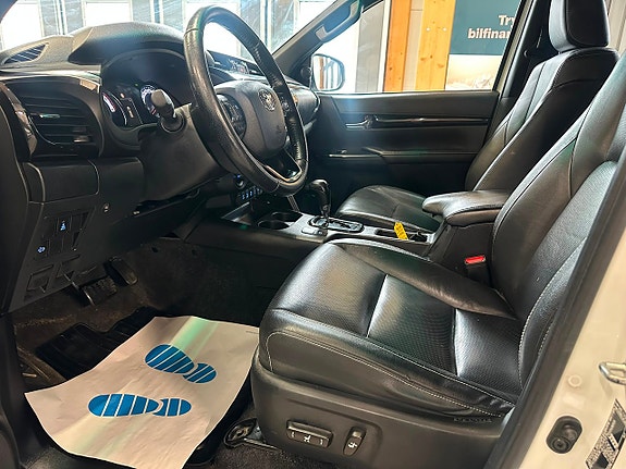 Toyota HiLux 12 of 25