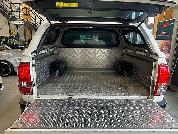 Toyota HiLux 8 of 25