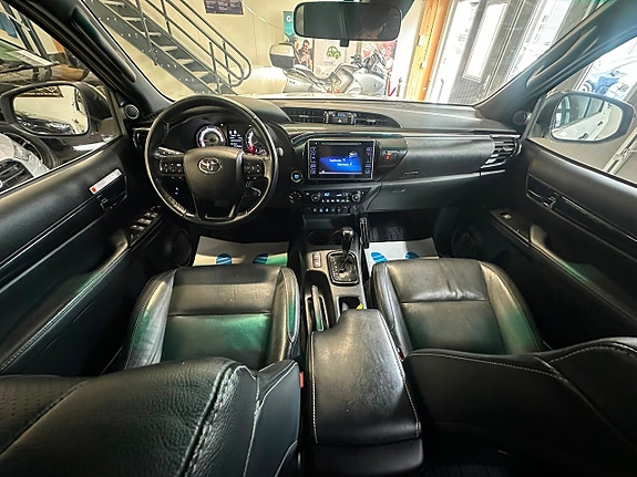 Toyota HiLux 14 of 25