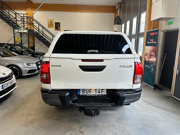Toyota HiLux 7 of 25