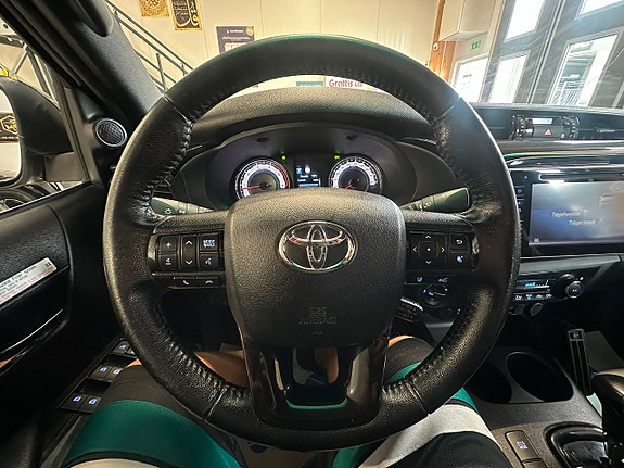 Toyota HiLux 16 of 25