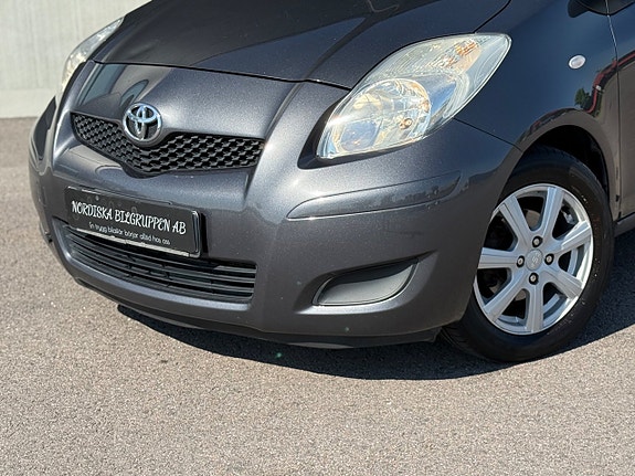 Toyota Yaris 3 of 5