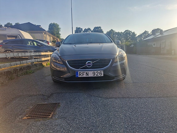 Volvo V40 2 of 9