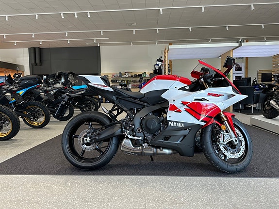 Yamaha YZF R9 2 of 3