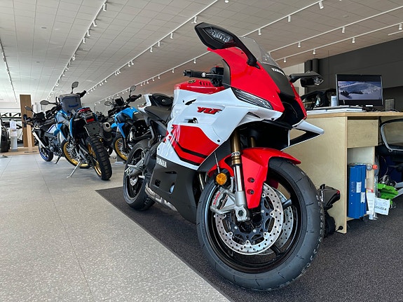 Yamaha YZF R9 3 of 3