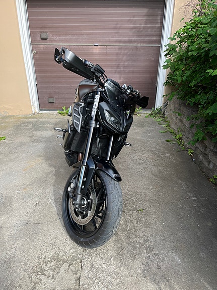 Yamaha MT-09 2 of 5
