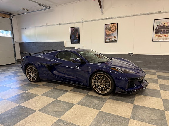 Chevrolet Corvette 3 of 5