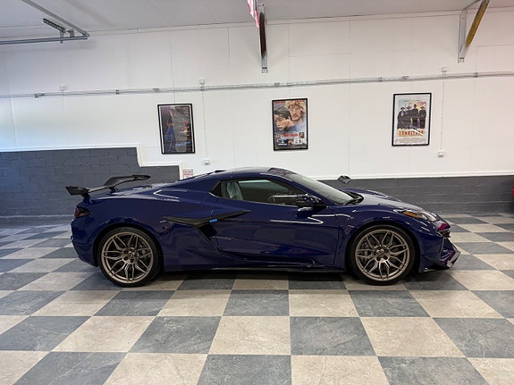Chevrolet Corvette 4 of 5