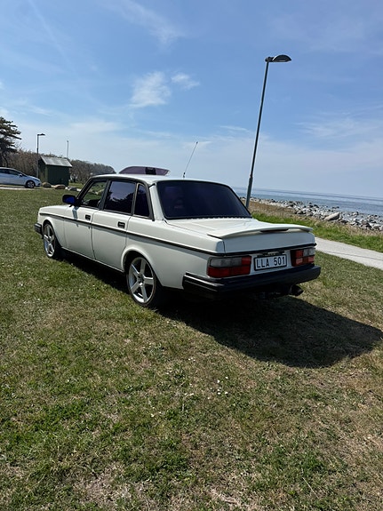 Volvo 240 3 of 5