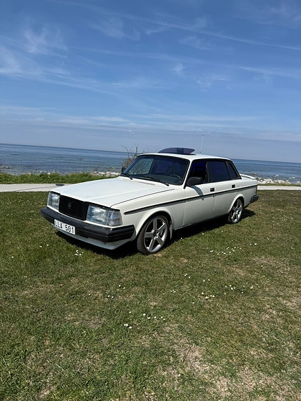 Volvo 240 4 of 5