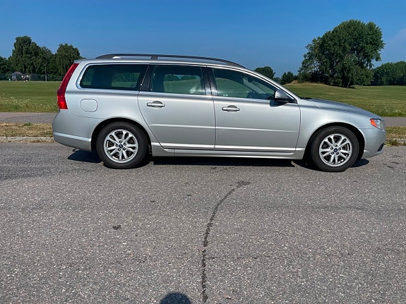 Volvo V70 2 of 13