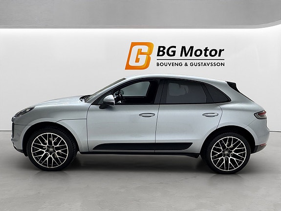 Porsche Macan 8 of 24