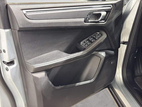 Porsche Macan 14 of 24