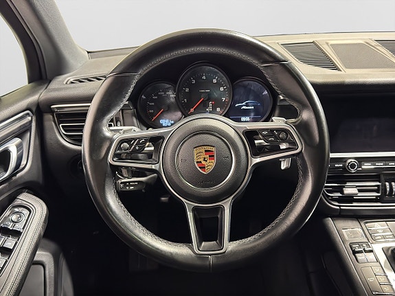 Porsche Macan 16 of 24