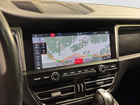 Porsche Macan 24 of 24