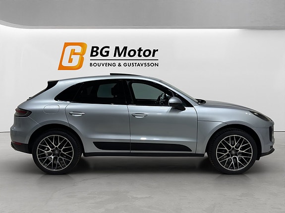 Porsche Macan 3 of 24