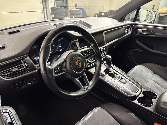 Porsche Macan 17 of 24
