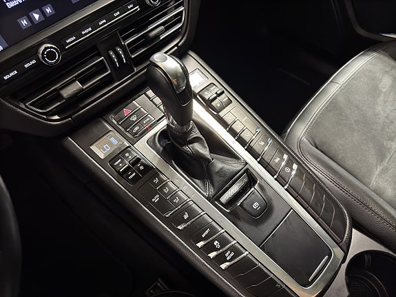 Porsche Macan 21 of 24