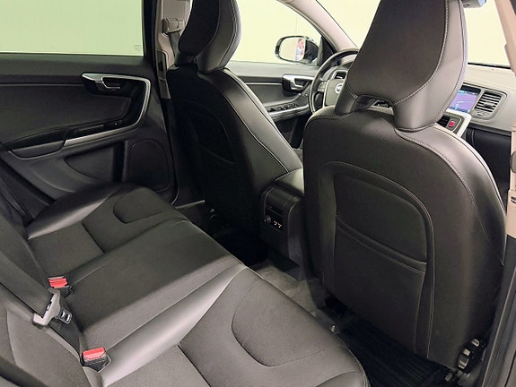 Volvo V60 Cross Country 9 of 15
