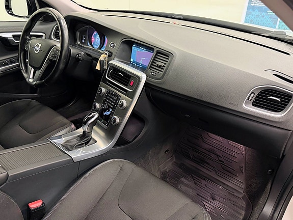 Volvo V60 Cross Country 8 of 15
