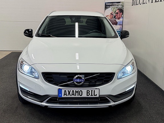Volvo V60 Cross Country 2 of 5