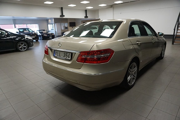 Mercedes-Benz E220 8 of 17
