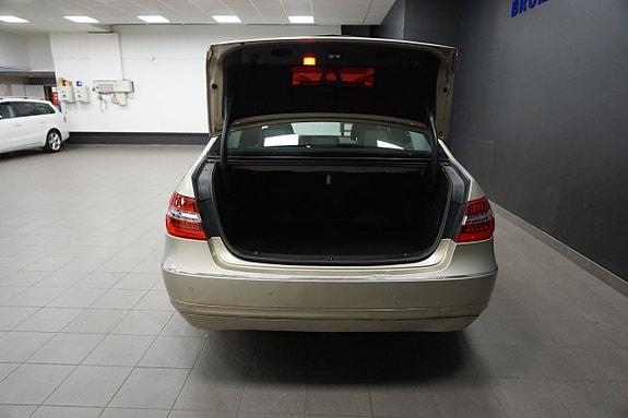 Mercedes-Benz E220 17 of 17