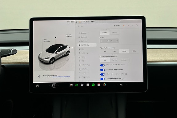 Tesla Model Y 24 of 26