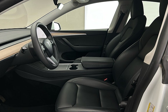 Tesla Model Y 9 of 26