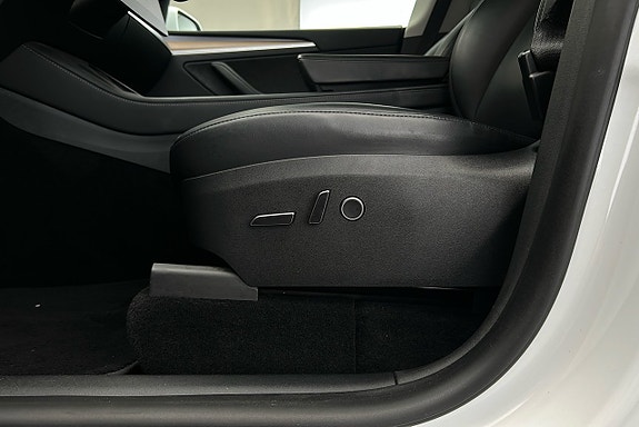 Tesla Model Y 17 of 26