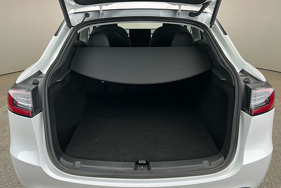 Tesla Model Y 13 of 26