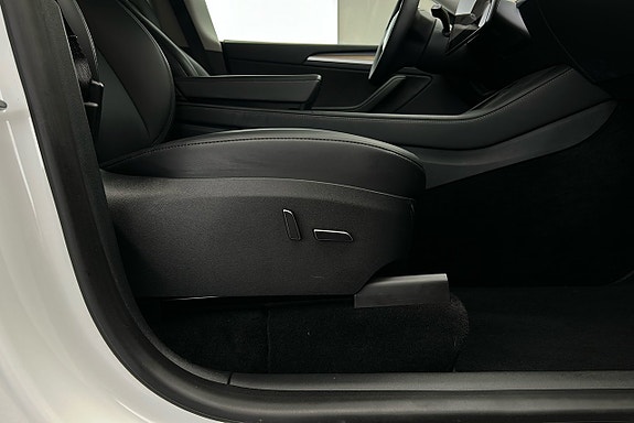 Tesla Model Y 18 of 26