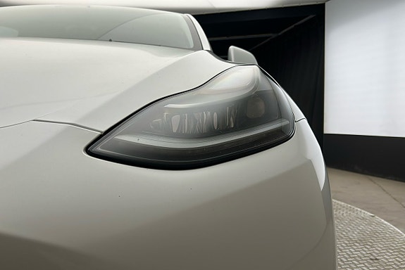 Tesla Model Y 10 of 26