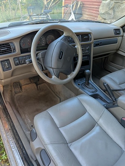 Volvo V70 4 of 5