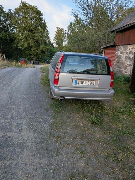 Volvo V70 2 of 5