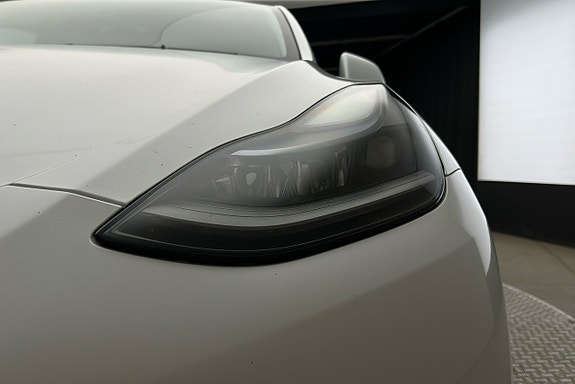Tesla Model Y 10 of 28