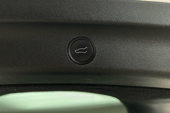 Tesla Model Y 14 of 28