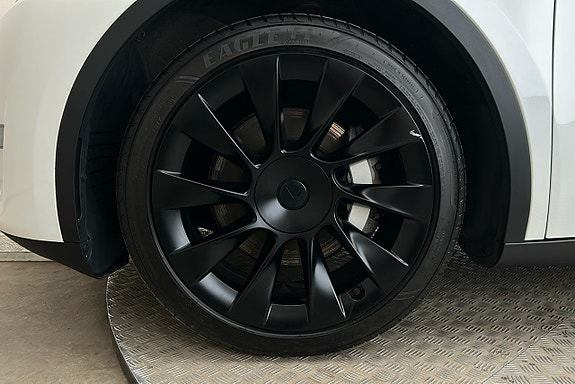 Tesla Model Y 11 of 28