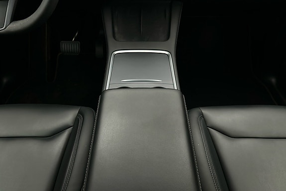 Tesla Model Y 8 of 28