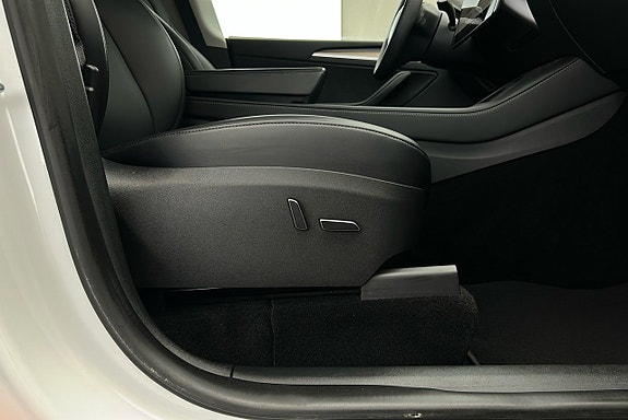 Tesla Model Y 20 of 28