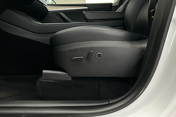 Tesla Model Y 19 of 28