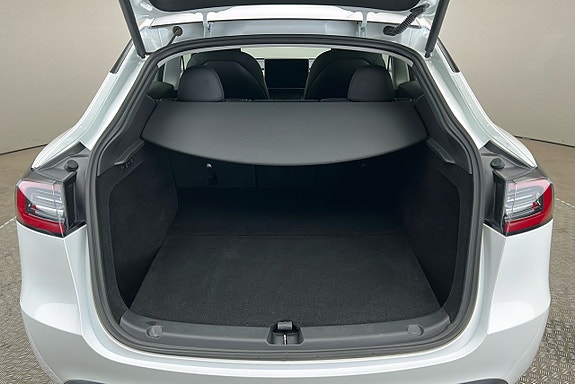 Tesla Model Y 13 of 28