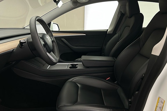 Tesla Model Y 9 of 28