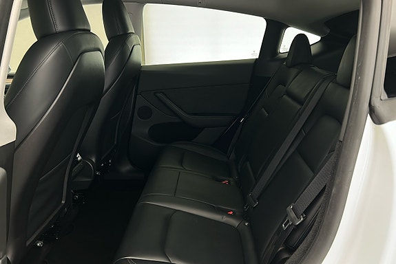Tesla Model Y 12 of 28